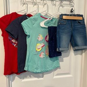 Lot of girls clothes, 3 t-shirts, one jean shorts and one capri leggings